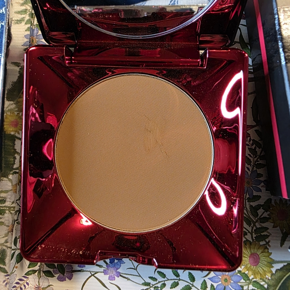 Kat Von D Lock-It Powder Foundation Rich Deep 220 - Picture 3 of 4